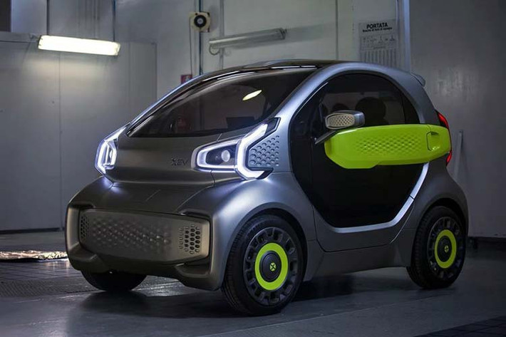 XEV nói rằng YoYo sẽ chỉ có thể đạt tốc độ tối đa 70 km/h mà thôi, đồng nghĩa nó sẽ chỉ hạn chế sử dụng trong quy mô thành phố, không phù hợp để đi xa và di chuyển môi trường ngoại thành. XEV dự tính cự li di chuyển của xe là khoảng 150 km/h trên một lần sạc, và có khả năng đổi cụm pin hoặc sạc ở nhà sử dụng ổ cắm điện trên tường.