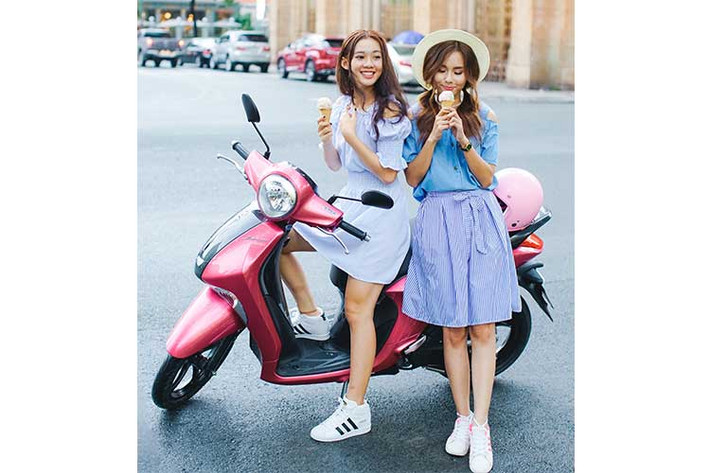 Được thiết kế với các đường nét đơn giản nhưng thanh lịch, Janus dễ dàng khiến người ta liên tưởng tới những mẫu xe ga từ châu Âu. Phần trước của xe đơn giản với đèn pha oval đặt trên đầu xe, một dải đèn LED định vị chạy dọc mặt nạ trước và cặp đèn xi-nhan lớn được tích hợp ở hai bên yếm.