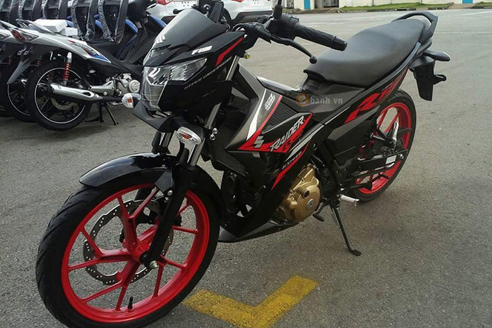 Lô hàng xe côn tay Suzuki Raider 150 FI phiên bản màu sơn đen nhám cá tính đầu tiên xuất hiện tại Việt Nam vừa rò rỉ trên mạng xã hội. Những chiếc xe mới này được cho là được chụp tại nhà máy của Việt Nam Suzuki tại khu vực phía Nam.