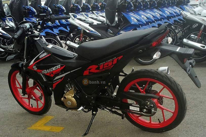 So với bản tiêu chuẩn, Suzuki Raider 150 FI sở hữu bộ áo đen nhám kết hợp cùng bộ tem thể thao mới trong màu sơn đỏ và bạc. Ngoài ra, cặp mâm xương cá thể thao cũng được sơn màu đỏ bắt mắt - khá giống với đối thủ Honda Sonic 150R 2017 mới xuất hiện vừa qua.