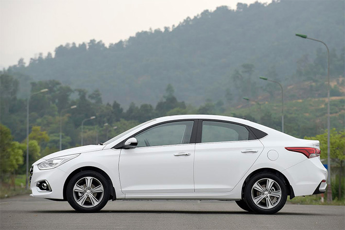 Hyundai Accent phiên bản 2018 được phát triển dựa trên cơ sở gầm bệ của "người đồng hương" K2 cứng chắc hơn trước. Các kích thước cơ bản của Hyundai Accent 2018 bao gồm chiều dài tổng thể 4.440 mm, rộng 1.729 mm, cao 1.475 mm và chiều dài cơ sở 2.600 mm. So với phiên bản cũ, mẫu sedan cỡ B này dài hơn 69 mm và rộng hơn 29 mm.