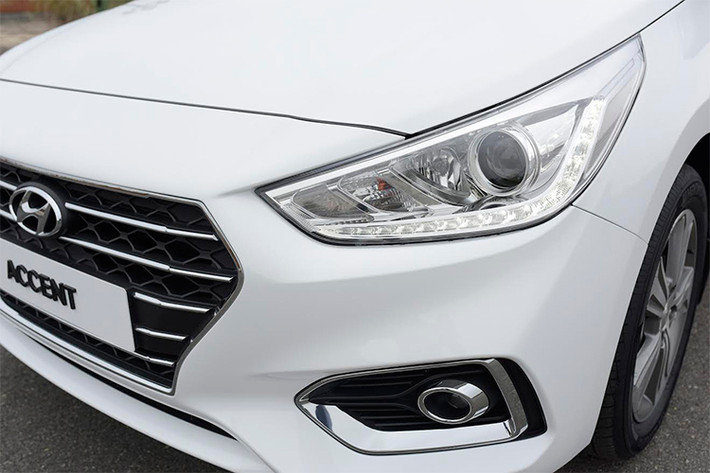 Bên cạnh bộ lưới tản nhiệt xếp tầng mới, mẫu xe sedan hạng B này cũng được trang bị đèn LED định vị ban ngày Day-time Running Light. Cụm đèn Projector cho cả 2 chế độ pha-cos kết hợp đèn hỗ trợ chiếu góc SBL làm tăng hiệu quả chiếu sáng so với các đối thủ cùng phân khúc.