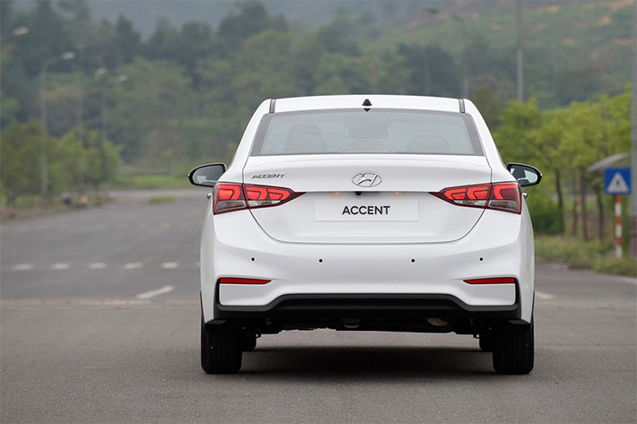 Phong cách thể thao của xe sedan Accent 2018 thế hệ hoàn toàn mới này còn thể hiện ở thiết kế khí động học với tấm hướng gió được hạ thấp ở phần mui, chỉ số cản gió của xe đạt 0.28Cd mang tới hiệu quả về việc giảm độ ồn cho xe cũng như khả năng tiết kiệm nhiên liệu hơn so với trước.