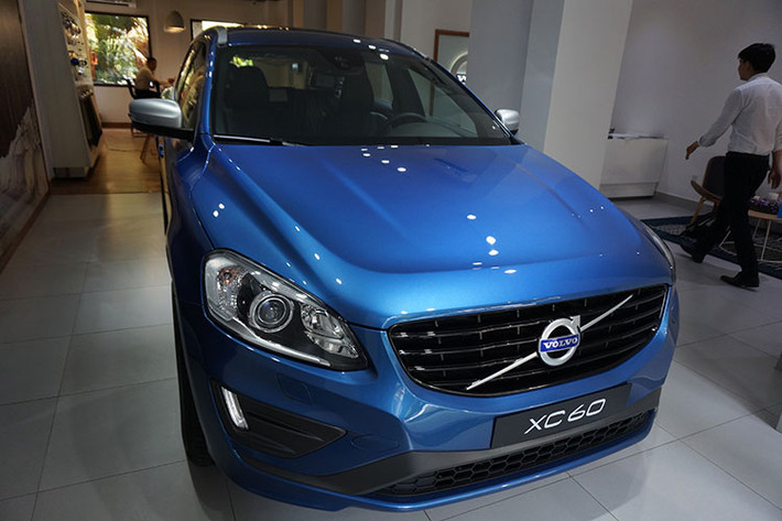Tại Mỹ, phiên bản cơ bản của XC60 có giá khởi điểm từ 41.945 USD. Phiên bản Volvo XC60 T5 đời 2017 tại thị trường Việt Nam sẽ sở hữu mức giá từ 1,96 tỷ đồng - đây được xem là lựa chọn vừa đủ cho nhiều gia đình muốn sở hữu một chiếc SUV hạng sang tầm trung 5 chỗ hiện nay.