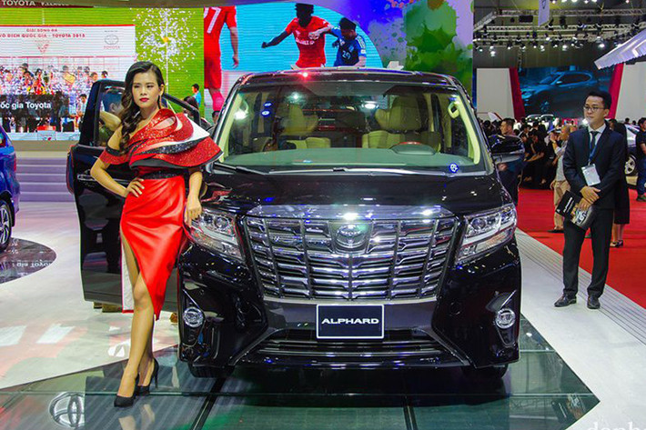 Cái tên tiếp theo lọt vào danh sách những mẫu xe bán chậm nhất trong tháng là Toyota Alphard. Kết thúc tháng 3/2019, doanh số của MPV hạng sang Alphard chỉ đạt 3 chiếc. Phiên bản mới được Toyota Việt Nam công bố giá từ hồi tháng 10/2018, tuy nhiên đến tận tháng 1/2019 mẫu xe này mới chính thức về nước. Giá niêm yết 4,038 tỷ đồng, cao hơn so với phiên bản trước khoảng 500 triệu đồng.