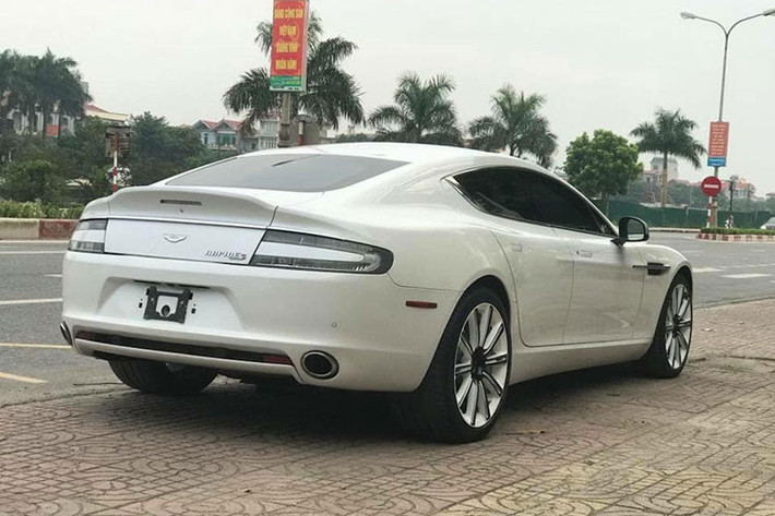 Thiết kế của Aston Martin Rapide S nổi bật với lưới tản nhiệt lớn 8 nan ngang, cản trước nhỏ, đèn pha không có nhiều thay đổi so với Rapide, dải đèn LED chạy ngày vẫn được giữ nguyên, trên nắp ca-pô có 2 khe thoát gió nhỏ cho động cơ bên dưới. Xe được trang bị bộ la-zăng 10 chấu làm từ hợp kim mạ chrome sáng.