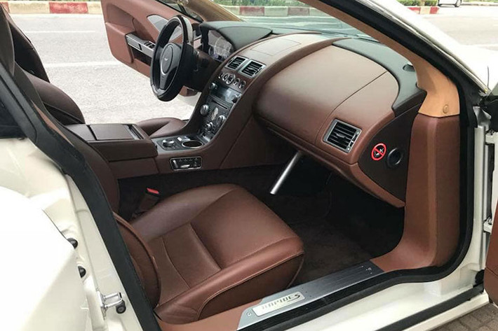 Giống như nhiều mẫu xe sang nổi tiếng trên Thế giới, siêu xe Aston Martin Rapide S cũng đi kèm với hệ thống loa hi-end công suất 1000W của hãng Bang & Olufsen nổi tiếng, đem tới trải nghiệm âm thanh đỉnh cao cho những người ngồi bên trong cabin xe. Mặc dù là một mẫu xe sang, nhưng chiếc Rapide S này lại mang đậm phong cách xe thể thao.