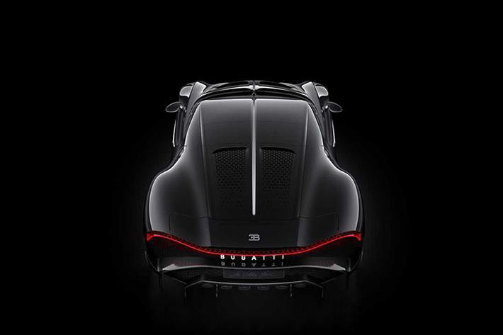 Đằng sau Bugatti La Voiture Noire xuất hiện cụm đèn hậu thanh mảnh và nối liền sang hai bên. Cụm đèn hậu nằm bên trên chi tiết như lưới tản nhiệt theo phong cách của siêu xe huyền thoại McLaren F1. Ở giữa chi tiết giống lưới tản nhiệt này còn có dòng chũ "Bugatti" phát sáng màu trắng. Dưới nữa là hệ thống 6 ống xả dành riêng cho siêu xe này.