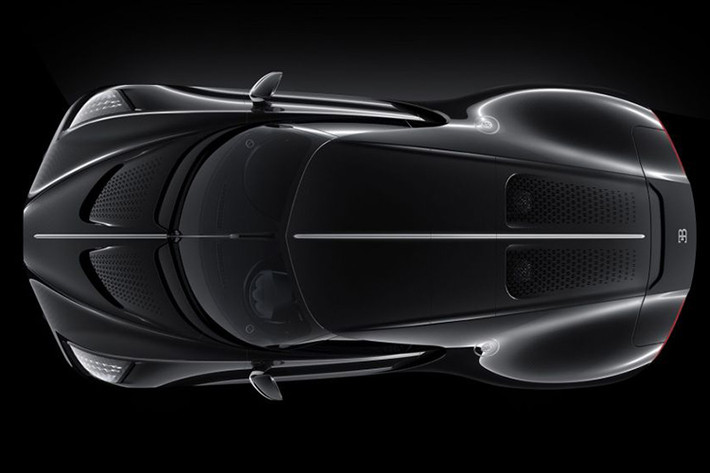 Đáng tiếc là động cơ của xe được bê nguyên từ Chiron nguyên bản sang. Nói cách khác, Bugatti La Voiture Noire cũng dùng động cơ W16, dung tích 8.0 lít đi kèm 4 bộ tăng áp, tạo ra công suất tối đa 1.479 mã lực và mô-men xoắn cực đại 1.600 Nm. Động cơ kết hợp với hộp số tự động ly hợp kép 7 cấp và hệ dẫn động 4 bánh toàn thời gian.