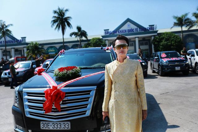Chiếc xe đưa dâu Cadillac Escalade khi di chuyển từ Quảng Ninh đến Hải Phòng đã khiến không ít người đi đường xuýt xoa khi đeo biển kiểm soát đẹp mắt "ngũ quý 3". Trong giới chơi biển, số 3 thường tượng trưng cho tài phúc, vì thế, biển "ngũ quý" 3 càng giúp cho chủ nhân tăng mức độ giàu có cũng như hạnh phúc.