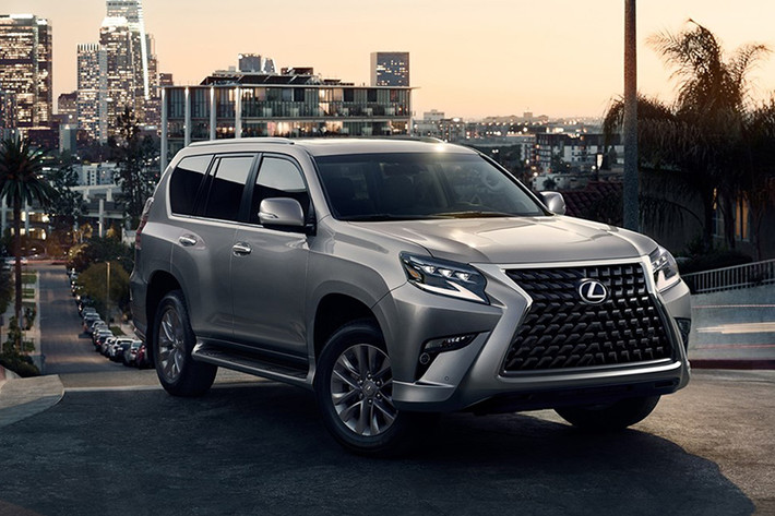 Khi ra mắt, mẫu SUV hạng sang BMW X7 2019 đã bị không ít người kêu ca là sở hữu lưới tản nhiệt quá lớn, "nuốt trọn" phần đầu xe. Tuy nhiên, có lẽ những người lên tiếng chê bai X7 2019 đã quên mất việc xe Lexus GX 2020 mới cũng được trang bị lưới tản nhiệt đồ sộ không kém.