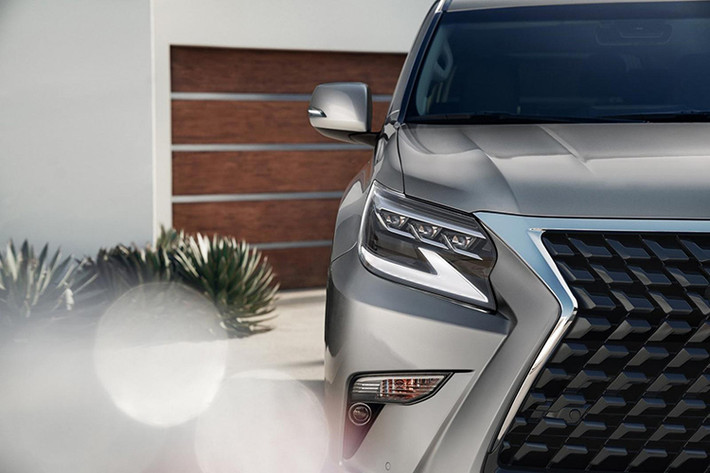 Ngoài lưới tản nhiệt và cụm đèn pha, hãng Lexus gần như giữ nguyên những chi tiết thiết kế còn lại của dòng SUV hạng sang này. Thay vào đó, hãng Lexus tập trung vào việc trang bị những gói phụ kiện tùy chọn cho GX 2020.