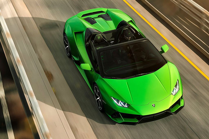 Hãng siêu xe nước Ý trang bị trên Huracan EVO Spyder hệ thống điều khiển khung gầm tiên tiến Piattaforma Inerziale thế hệ thứ 2. Hệ thống này bao gồm tổ hợp các cảm biến gia tốc và con quay hồi chuyển đặt ở trọng tâm chiếc xe giúp đáp ứng chính xác thời gian chuyển động 3 chiều của xe (ngang, dọc và đứng).