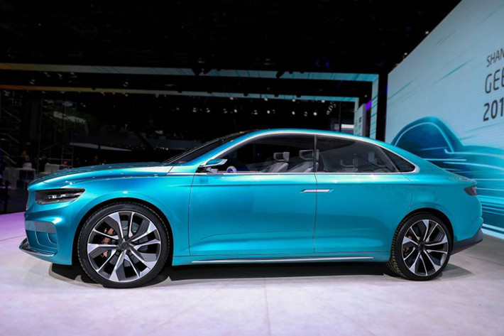 Hiện tại, Geely không chia sẻ nhiều về hệ truyền động của Preface, tuy nhiên, thiết kế và bố cục của cabin đã ngầm hé lộ rằng chiếc xe sử dụng hệ thống điện năng, trong đó, khối pin cỡ lớn sẽ được lắp dưới sàn.