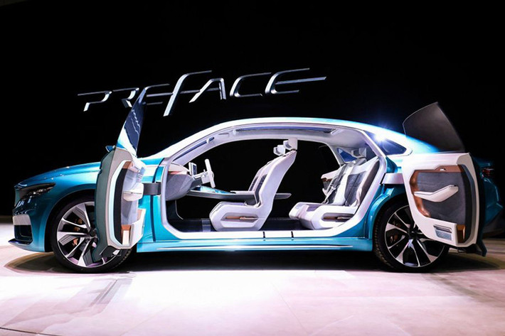 Các điểm đáng chú ý khác của Geely Preface Concept bao gồm gương chiếu hậu khí động học, đuôi xe thiết kế gần như thẳng đứng và những chi tiết trang trí kim loại sang trọng, hiện đại. Ngoài ra, xe còn có các mâm xe được tối ưu hóa về mặt khí động học kết hợp cùng kẹp phanh màu đồng.