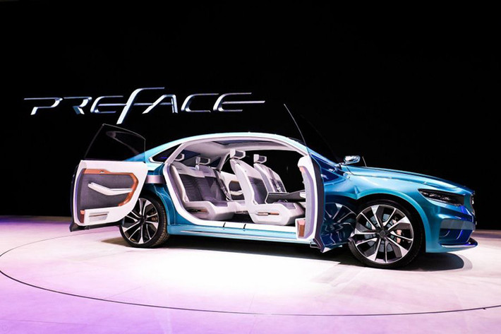 Được quảng cáo là mẫu sedan thể thao cao cấp đầu tiên của thương hiệu, mẫu xe Geely Preface Concept mới xuất hiện tuyệt đẹp giữa Thượng Hải với ngôn ngữ thiết kế Expanding Cosmos mới nhất. Theo Geely cho biết, Preface sẽ là một bản xem trước, ý tưởng cho nhiều mẫu xe mới của hãng trong suốt hai năm tới.