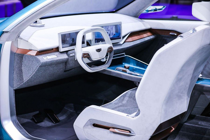 Sự thú vị mà Geely dành cho mãu xe thể thao hạng sang Geely Preface mới tiếp tục được diễn ra ở nội thất tông màu kép, đi kèm những điểm nhấn màu đồng và bảng điều khiển trung tâm nổi với màn hình rộng.
