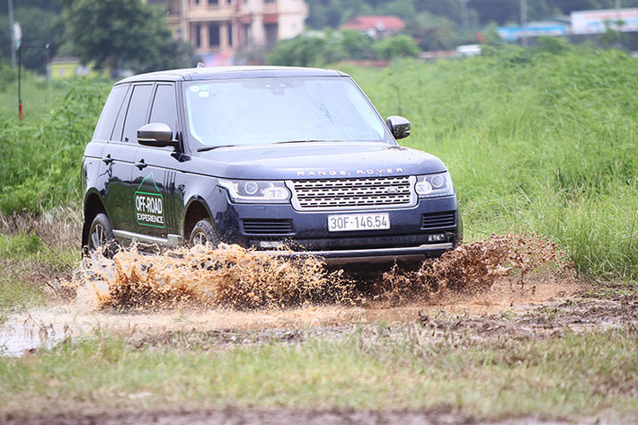 Ngoài ra, các khách hàng còn được khám phá hệ thống treo khí nén (Air Suspension) của xe sang Land Rover khi hoạt động trong các điều kiện địa hình lồi lõm, sình lầy, trơn trượt, cách sử dụng hộp số ở tốc độ cao hoặc thấp (Low & High Range Gears) khi leo dốc và đổ dốc, hệ thống kiểm soát địa hình (All Terrain Progress Control).