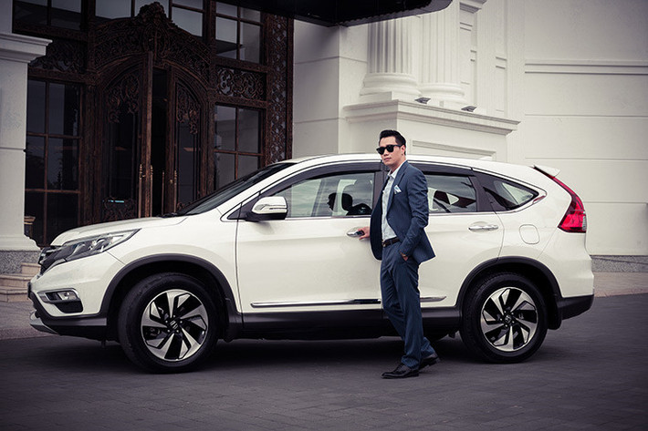 Cụ thể, mức giá của bản CR-V 2.0 chỉ còn 920 triệu, bản 2.4 TG AT cao cấp nhất giá 1.083 tỷ đồng. Tuy nhiên sau khi "bán tháo" xe thì phản ứng mạnh mẽ và gay gắt nhất đến từ chính khách hàng. Có những người mua được xe sớm khoảng một tháng mà thiệt gần 300 triệu và ngược lại, những khác đã đặt cọc thì không nhận được xe do "cháy hàng"... Sự việc này được xem là sự cố "ồn ào" nhất thị trường ôtô Việt năm 2017.