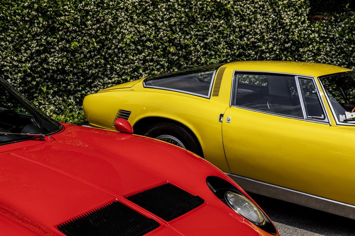 Một chiếc Lamborghini Miura 400 SV đời 1971 (trái) và chiếc Iso Grifo GL 350 đời 1967 (phải). Chiếc Grifo do Bertone thiết kế dùng động cơ V-8, vốn được sử dụng cho cả chiếc Chevrolet Corvette.