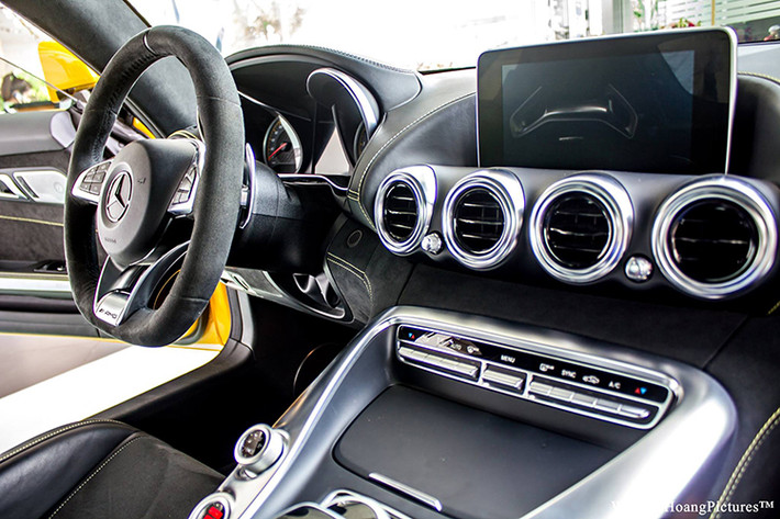 Là mẫu siêu xe thể thao hướng đến những trải nghiệm tốc độ nhưng Mercedes-AMG GT S vẫn được trang bị hàng loạt các tiện nghi cao cấp như: Ghế xe bọc da thể thao điều chỉnh điện cùng chức năng sưởi, bộ nhớ 3 vị trí cho ghế, tay lái & gương chiếu hậu bên ngoài,..
