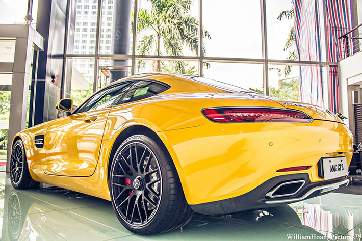 Ngoài việc kế thừa những đường nét và tính năng thể thao ấn tượng của đàn anh SLS, Mercedes-Benz AMG-GT S cũng đã tự thay đổi mình bằng việc từ bỏ kiểu cửa "cắt kéo" Gullwing thành cửa mở ngang giúp cho trần xe cong mượt mà hơn về phía sau.
