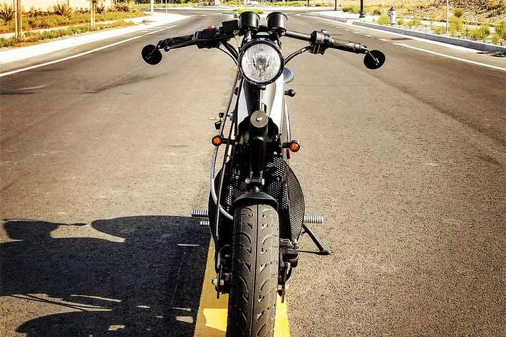 2 bánh xe của phương tiện này có kích thước 110/70R-12. Xe có kích thước tổng thể 1.800 x 460 x 860 mm với khối lượng khoảng 105 kg.