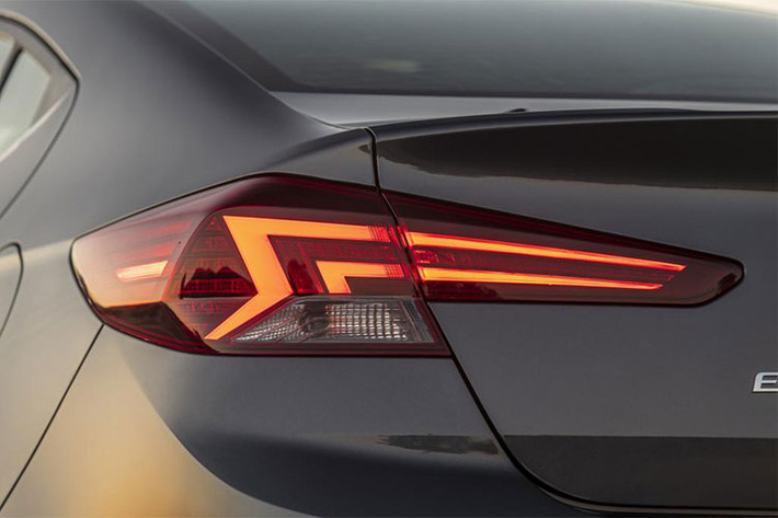 Ngoài ra, Elantra 2019 có thiết kế ngang hông như cũ nhưng bộ mâm xe ấn tượng hơn với kiểu đa chấu sang trọng, cản sau mới và được nâng cấp thiết kế cốp xe đẹp mắt hơn, giống với đàn anh Sonata 2019.
