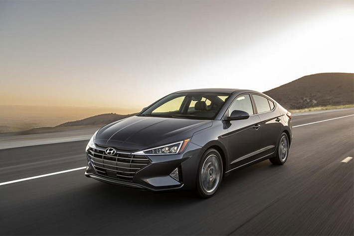 Phiên bản Elantra Sport sẽ được trang bị động cơ 1.6L 4 xi-lanh tăng áp, kết hợp cùng hộp số sàn 6 cấp hoặc tùy chọn hộp số ly hợp kép 7 cấp. Hyundai cho biết mẫu xe này sẽ ra mắt vào cuối năm nay với thay đổi về kiểu dáng tương tự như các phiên bản Elantra khác.