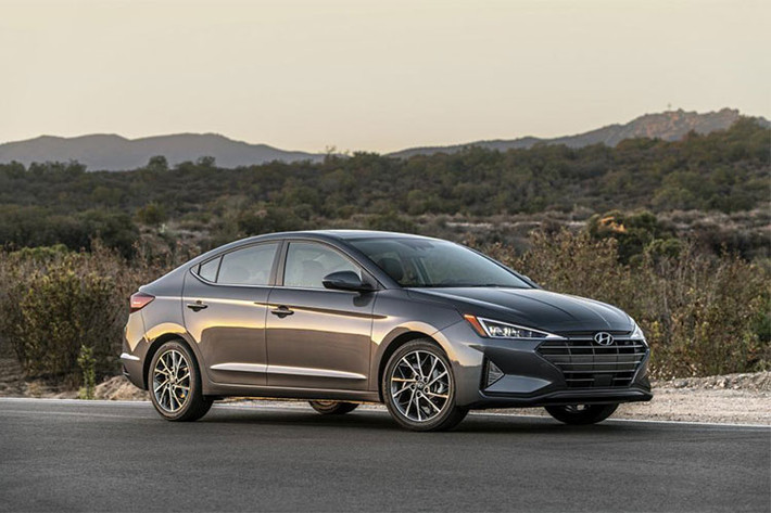 Mẫu xe Hyundai Elantra 2019 dù chỉ là một bản nâng cấp giữa đời nhưng nó không chỉ làm các đối thủ phải quan ngại mà còn khiến cho phiên bản trước của nó phải e dè. Chiếc xe không chỉ được trang bị nhiều công nghệ hiện đại mà còn thay đổi hoàn toàn thiết kế theo phong cách vô cùng sắc sảo và ấn tượng.