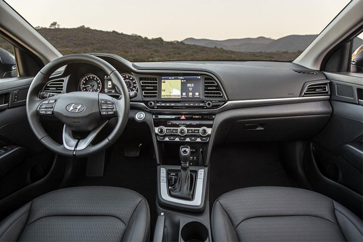Ngoại hình thay đổi nhiều nhưng nội thất của Elantra 2019 về cơ bản vẫn được giữ nguyên các đường nét cũ, chỉ cập nhật một số chi tiết mới như cụm vô lăng giống Kona, các nút bấm tinh tế và sắc nét hơn.