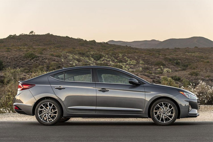 Ở phiên bản 2019 mới, mẫu xe sedan Hyundai Elantra đã gây bất ngờ bởi ngoại hình hoàn toàn khác so với bản 2011 của nó trước đây. Chiếc xe sở hữu những đường nét sắc, nhiều góc cạnh, nhiều góc gấp hơn trước.