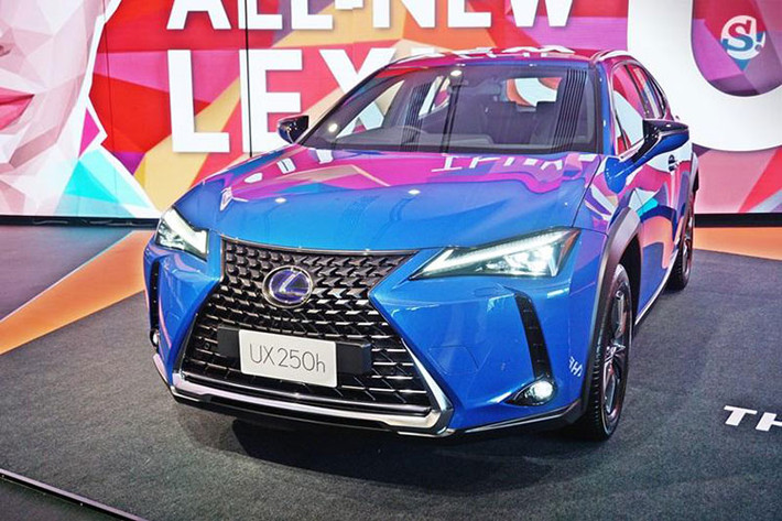 Là xe nhập khẩu nguyên chiếc, tại Thái Lan có 3 bản trang bị là UX 250h Luxury, UX 250h Grand Luxury và UX 250h F Sport AWD. Giá xe Lexus UX tương ứng của 3 phiên bản này là 2,49 triệu Baht (1,8 tỷ đồng), 2,69 triệu Baht (1,97 tỷ đồng) và 3,62 triệu Baht (2,65 tỷ đồng).
