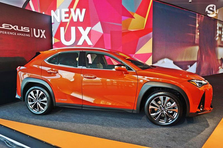 Được phát triển dựa trên cơ sở gầm bệ Toyota New Global Architecture (TNGA) tương tự C-HR, UX 2019 là thành viên non trẻ nhất trong dòng SUV hạng sang của Lexus. Vì dùng chung cơ sở gầm bệ nên chẳng có gì ngạc nhiên khi Lexus UX 2019 sở hữu hệ thống treo thanh giằng trước và đa liên kết sau giống với Toyota C-HR.
