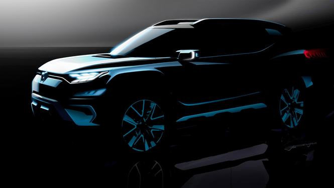 Bên cạnh đó, hãng xe ôtô SsangYong cũng đã tung ra một số hình ảnh nhằm úp mở một số chi tiết của mẫu SUV cỡ trung sắp ra mắt lần này. Mặc dù hình ảnh khá mập mờ nhưng chúng ta vẫn có thể thấy mẫu xe SsangYong XAVL lấy cảm hứng thiết kế từ dòng Korando thế hệ thứ 2.