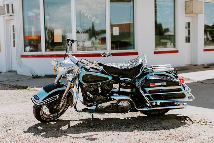 Chiếc Harley-Davidson của Elvis Presley là phiên bản FLH 1200 Electra Glid, từng được ông hoàng nhạc Rock mua vào trước ông qua đời vào năm 1977, 3 tháng trước chiếc xe chính thức được bàn giao cho Elvis Presley.