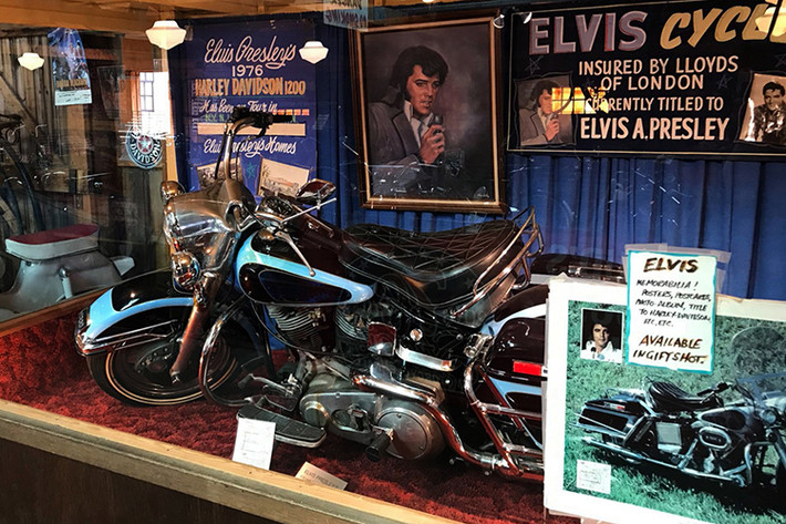 Với mức giá sau khi thành công - Harley-Davidson FLH 1200 Electra Glide đã trở thành một trong những mẫu môtô đắt giá nhất từng được rao bán khi về tay chủ nhân mới với mức giá kỷ lục 800.000 USD (tương đương 18,5 tỷ đồng).