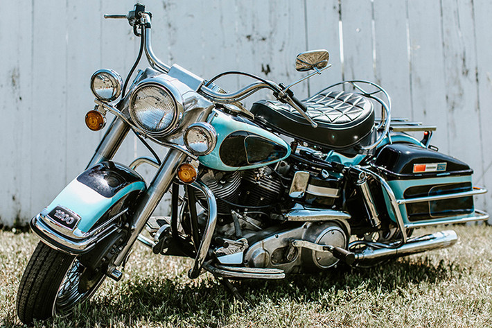 Tuy nhiên, chiếc xe Harley-Davidson FLH 1200 Electra Glide vừa được bán đấu giá với mức 18,5 tỷ đồng từng thuộc về "ông hoàng nhạc Rock" Elvis Presley cũng được xem là sở hữu mức giá thuộc dạng "khủng".