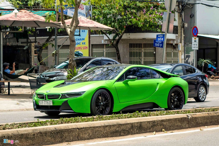 Xe thể thao hybrid BMW i8 siêu tiết kiệm nhiên liệu. Xe sử dụng động cơ tăng áp kép dung tích 1.5 lít, 3 xi-lanh, công suất 231 mã lực và mô-men xoắn cực đại 320 Nm, kết hợp với động cơ điện 131 mã lực và mô-men xoắn cực đại 250 Nm, cho tổng công suất 362 mã lực và mô-men xoắn cực đại 570 Nm.