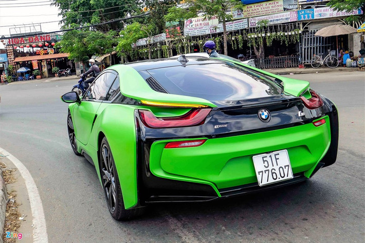 i8 có thể tăng tốc 0-100 km/h trong 4,4 giây, mức tiêu hao nhiên liệu là 2,5 lít/100 km.