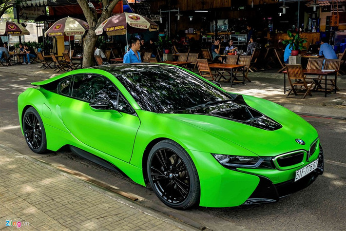 Vào thời điểm mới nhập về, xe BMW i8 có giá khoảng 7 tỷ đồng. Tuy nhiên hiện nay, những chiếc xe đã qua sử dụng được chào giá khoảng 4,2 tỷ đồng.
