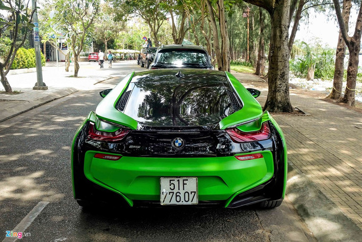 BMW i8 là mẫu xe đẹp nhưng khá ít lựa chọn màu sắc. Hãng xe Đức chỉ cung cấp màu trắng, xám, bạc và một số màu hạn chế được đặt hàng riêng. Chính vì vậy, chủ xe thường phải tự phối màu chiếc xe theo sở thích bằng cách dán decal.