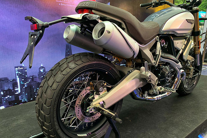 Scrambler 1100 mới sở hữu phần yên được thiết kế tinh tế với đường chỉ nổi, ngoài ra còn nâng chiều cao yên 810mm - cao hơn 20mm so với Ducati Scrambler 803 và Ducati Scrambler Sixty2. Trên phiên bản cao cấp này, yên xe được thiết kế lạ mắt hơn với các đường chỉ trần màu.