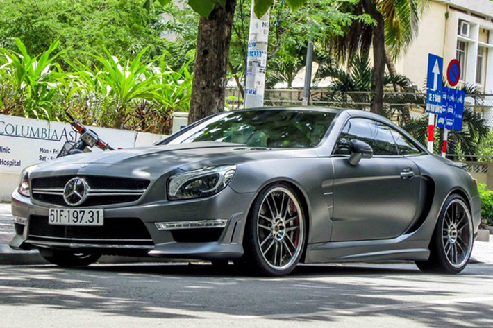 SL-Class là một trong những dòng xe mui xếp sang trọng nhất trên thế giới, được sản xuất bởi Mercedes-Benz. Tuy nhiên, SL 2014 lại là mẫu xe có kiểu dáng gây tranh cãi.