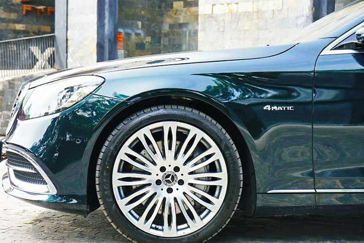 Mâm xe có nhiều sự lựa chọn khác nhau với kích thước tùy chọn từ 17 – 20 inch được thiết kế dạng đa chấu nhưng sang trọng và đẳng cấp hơn. Dòng chữ "Maybach" cũng xuất hiện trên nắp cốp và 4 ống xả với khung mạ crôm kéo dài theo chiều rộng của đuôi xe.