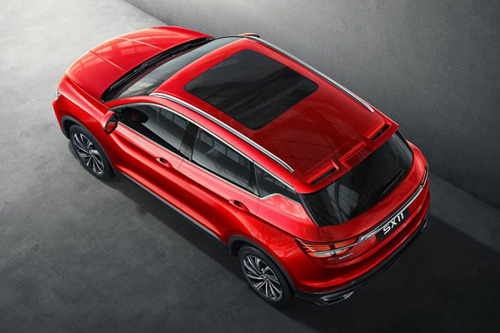 Là mẫu crossover cỡ C đầu tiên của công ty được sản xuất trên cấu trúc khung gầm BMA mới, xe Bin Yue của Geely mang dáng vẻ phong cách đẹp mắt với lưới tản nhiệt “vũ trụ” đặc trưng nằm kẹp giữa hai cụm đèn pha góc cạnh lớn. Nhìn xuống dưới mũi xe, chúng ta có thể thấy các hốc gió thể thao và chi tiết bằng bạc bóng bẩy.