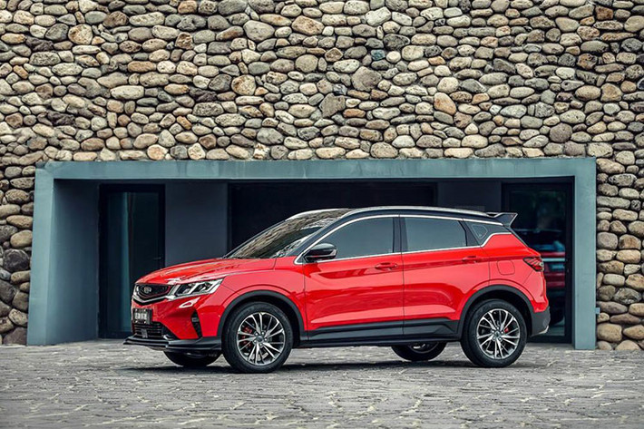 Bên sườn của chiếc crossover Geely Bin Yue mới có tấm đệm thân vỏ bằng nhựa lẫn các đường gân mạnh mẽ. Bin Yue còn có một mái “nổi” chạy dóc dần về phía sau để gặp gỡ cánh gió lớn gắn trên cửa sau.