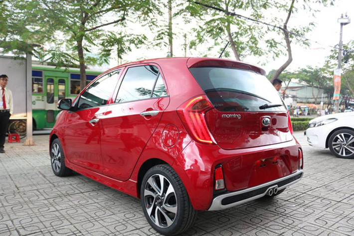 Về thiết kế của Kia Morning S 2017 mới, mẫu xe này thay đổi hoàn toàn mang dáng vẻ trẻ trung và hiện đại hơn. Thay đổi đáng kể là trục cơ sở của xe được tăng thêm 15mm, từ mức 2.385mm lên mức mới 2.400mm, các hốc bánh được đẩy sát ra các góc xe. Kích thước tổng thể của Kia Morning mới là (Dài x Rộng x Cao) tương ứng (3.595 x 1.595 x 1.485)mm.