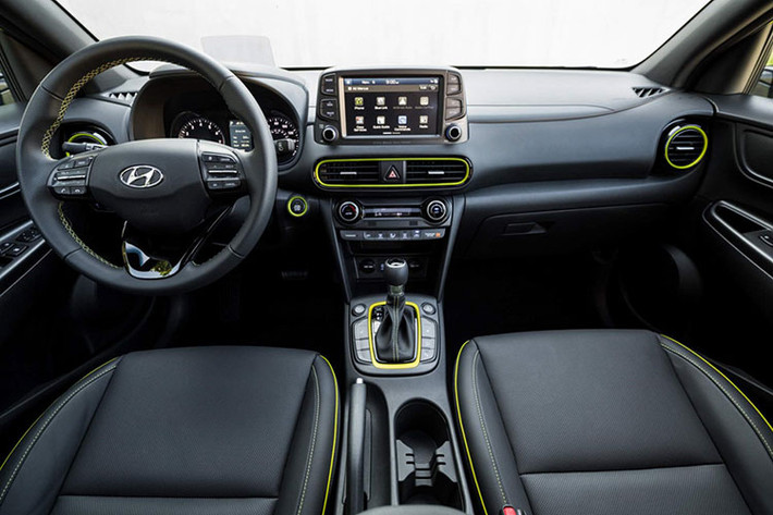 Bên cạnh đó, phiên bản Hyundai Kona mới cũng sẵn có các trang bị tiêu chuẩn bao gồm hỗ trợ đỗ xe Parking Guidance, hàng ghế sau gập tỷ lệ 60:40, dàn âm thanh 6 loa cùng hệ thống thông tin giải trí qua màn hình cảm ứng 7 inch, tích hợp ứng dụng Android Auto và Apple CarPlay.