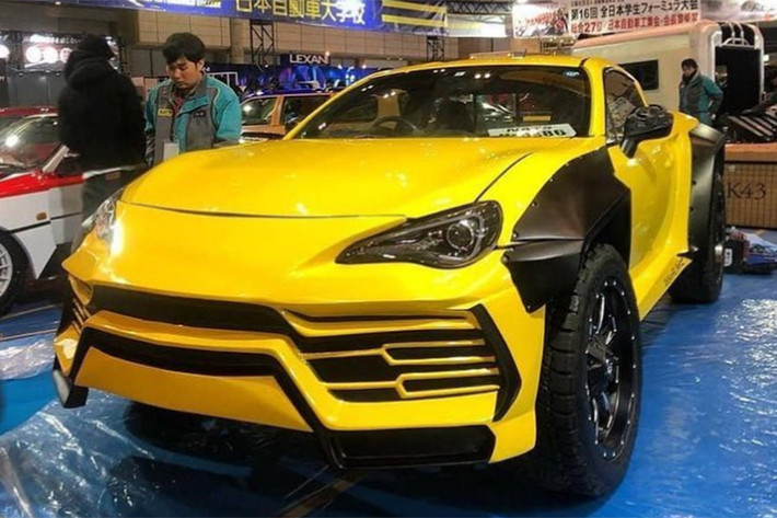 Tại triển lãm Tokyo Auto Salon 2019 hiện đang diễn ra tại Nhật Bản, trường đại học Nihon Automobile College (NATS) đã quyết định tham gia với một dự án ấn tượng. Theo đó, các sinh viên của trường đại học NATS đã mang một chiếc Lamborghini Urus bán tải tự chế đến trưng bày.